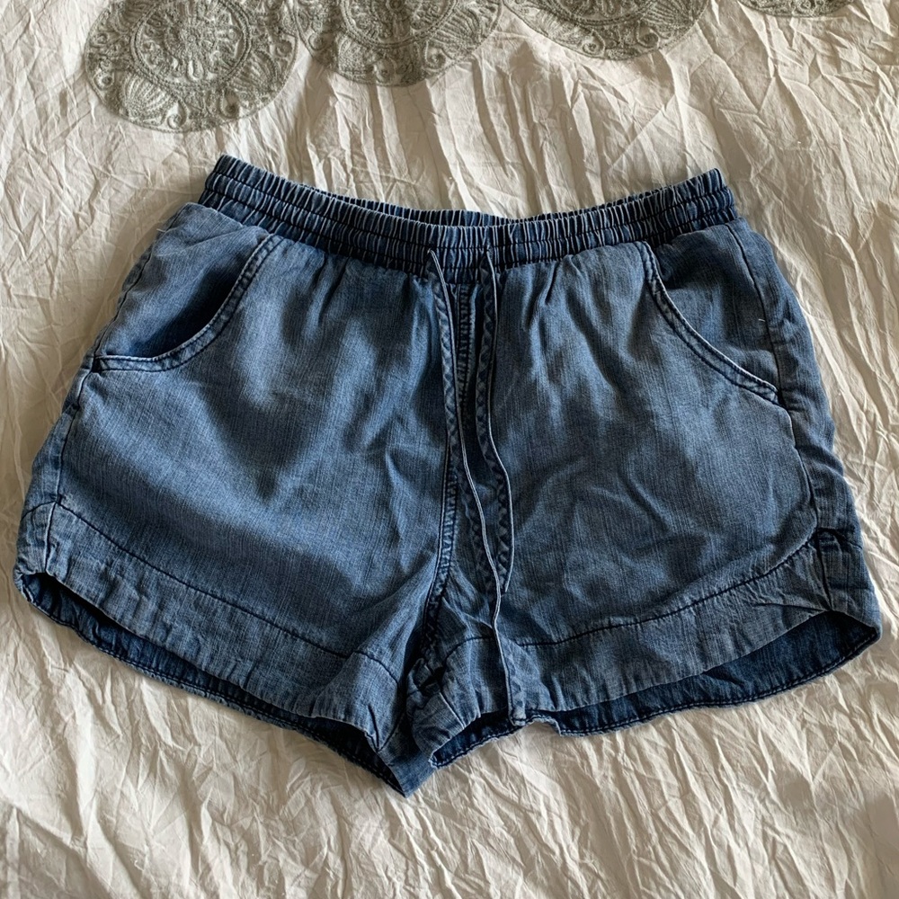 Soft Loose-fitting Jean Shorts